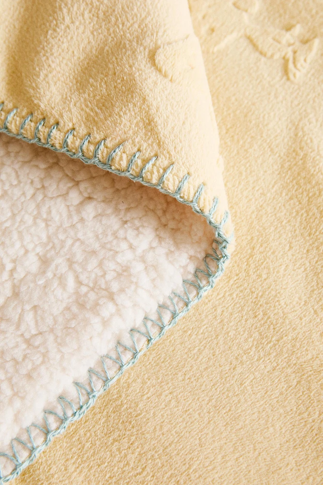 COUVERTURE ENFANT MOTIF RELIEF PEANUTS™