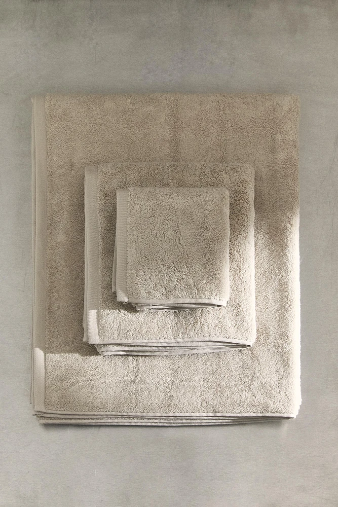 EXTRA SOFT COTTON BATH TOWEL (700 GXM²)