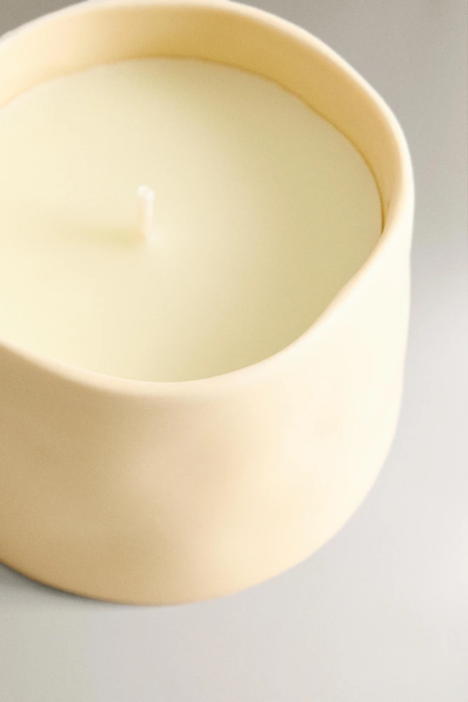 (150 G) WHITE PETALS SCENTED CANDLE