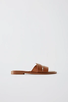 FLAT CROSSED SANDALS
