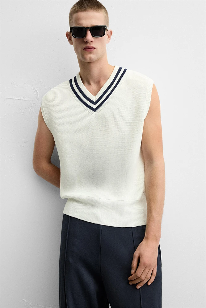 V-NECK VEST