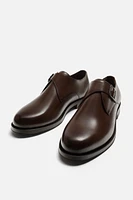 CHAUSSURES EN CUIR À BOUCLE