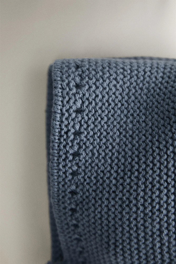 CHILDREN'S BONNET WITH BOBBLES