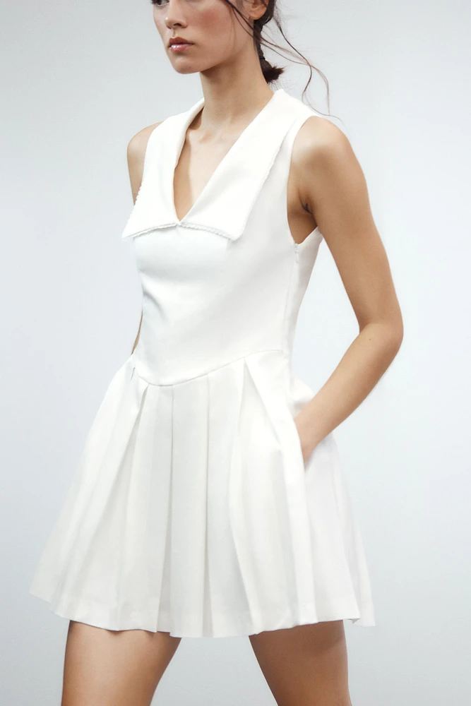 ROBE COURTE À COL CLAUDINE