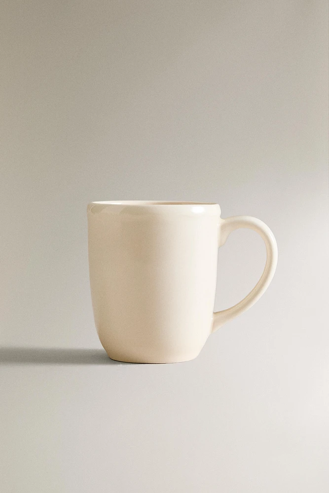 EARTHENWARE MUG WITH A RAISED-DESIGN EDGE