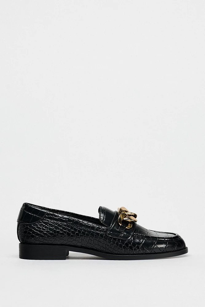 MOCASSINS À RELIEF AVEC CHAÎNE