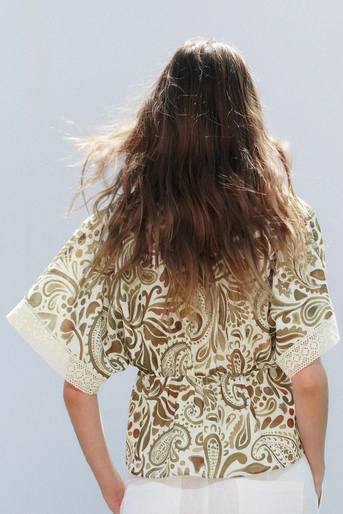 TOP IMPRIMÉ AVEC FINITIONS EN CROCHET
