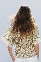 TOP IMPRIMÉ AVEC FINITIONS EN CROCHET