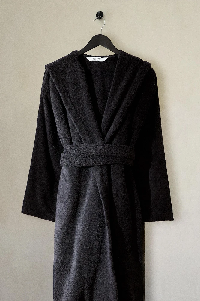 HOODED BATHROBE (360 GXM²)
