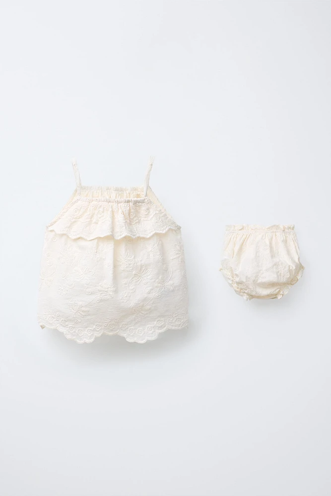 BLOUSE ET CULOTTE À FLEURS BRODÉES