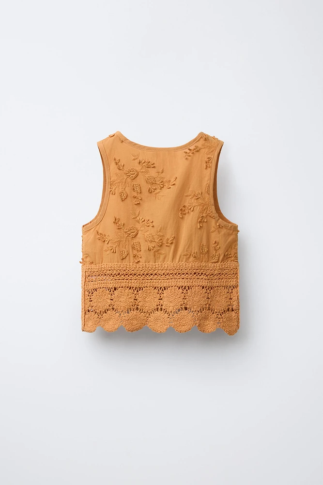 TOP À FEUILLES BRODÉES AU CROCHET