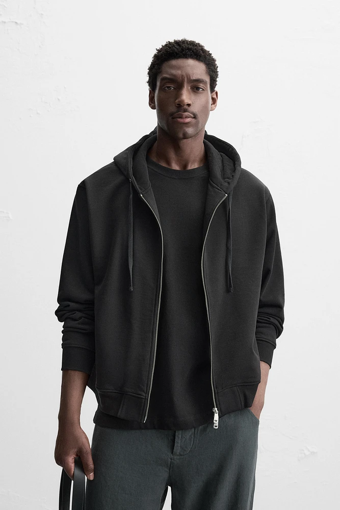 BASIC HOODED ZIP-UP SWEATSHIRT