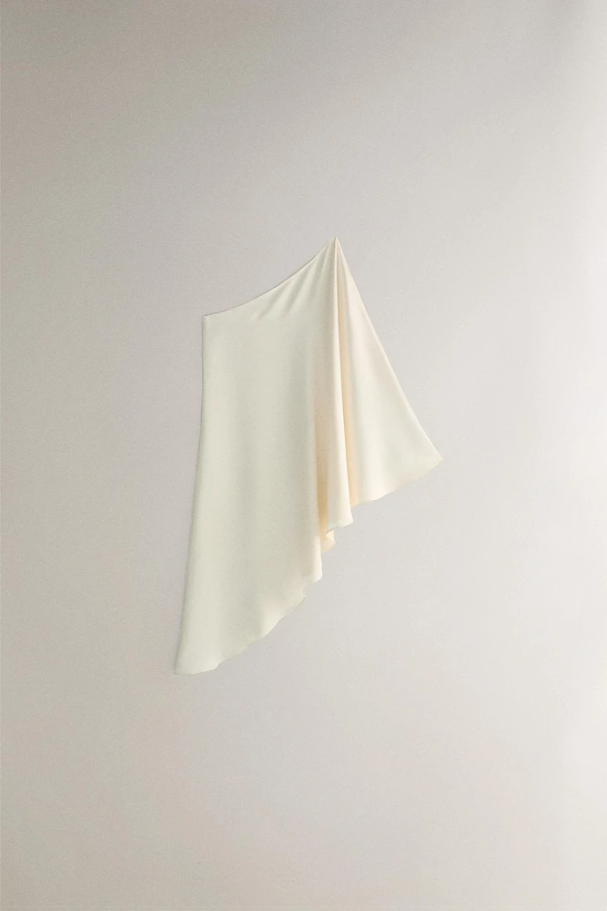 CAPE SATIN ASYMÉTRIQUE