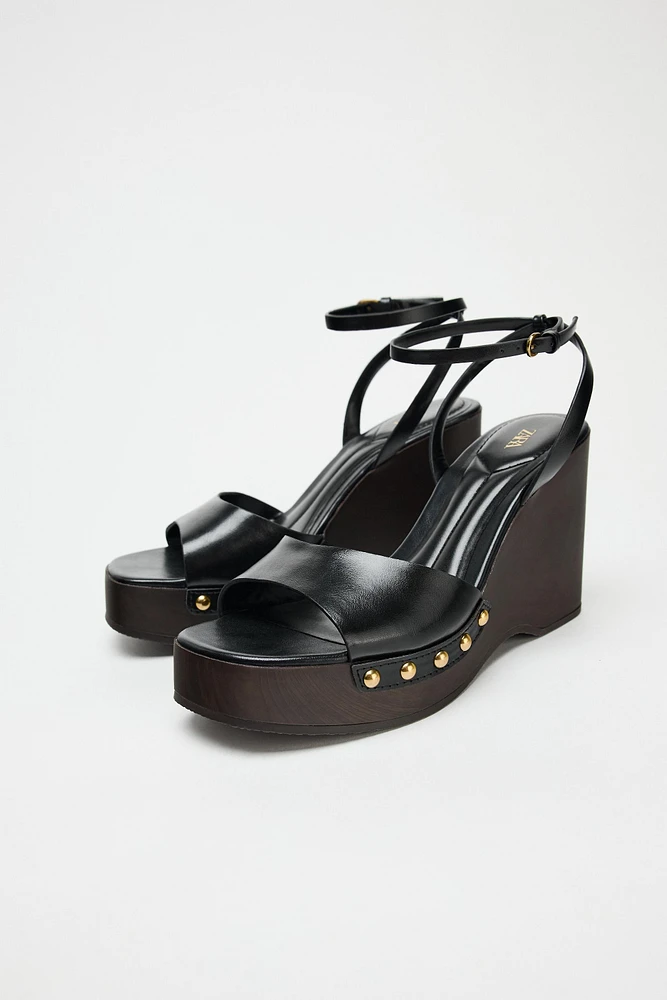 CHAUSSURES À TALONS COMPENSÉS ET PLATEFORME