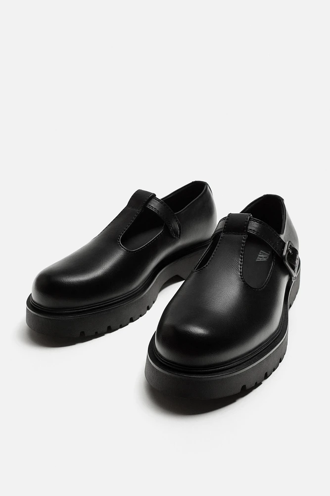 CHAUSSURES À VOLUME ET BOUCLE