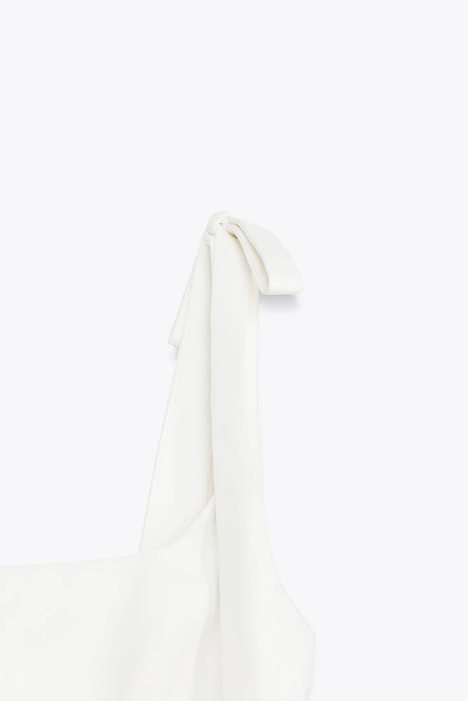 ROBE COURTE ÉLASTIQUE À LACETS