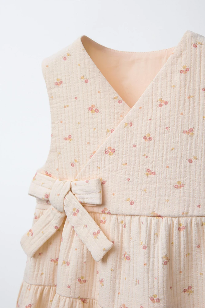 ROBE-SALOPETTE STRUCTURÉE À FLEURS