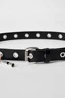 CEINTURE EN CUIR À CLOUS ET  CHARMS KATE MOSS X ZARA
