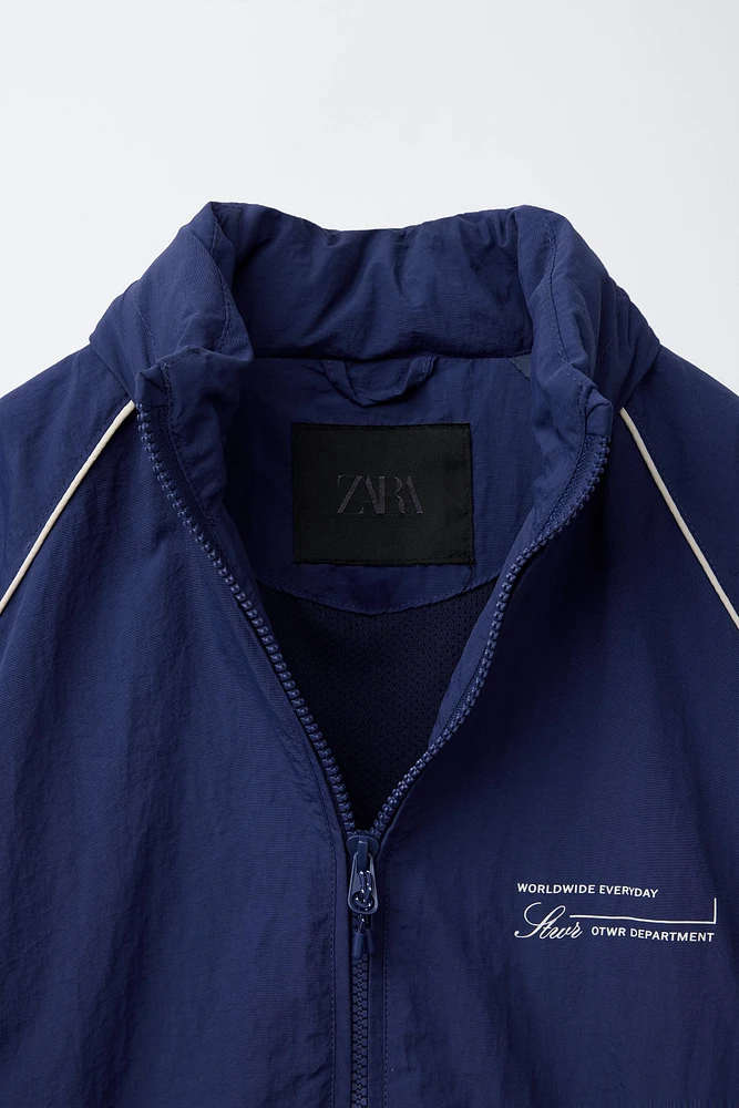 WATER REPELLENT TEXT PRINT HOODED RAINCOAT