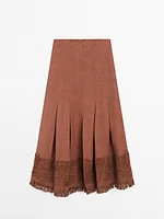 Jupe midi fluide avec broderie