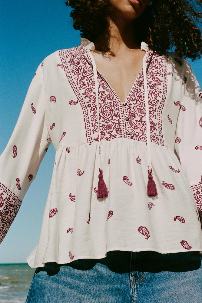 BLOUSE IMPRIMÉE À POMPONS