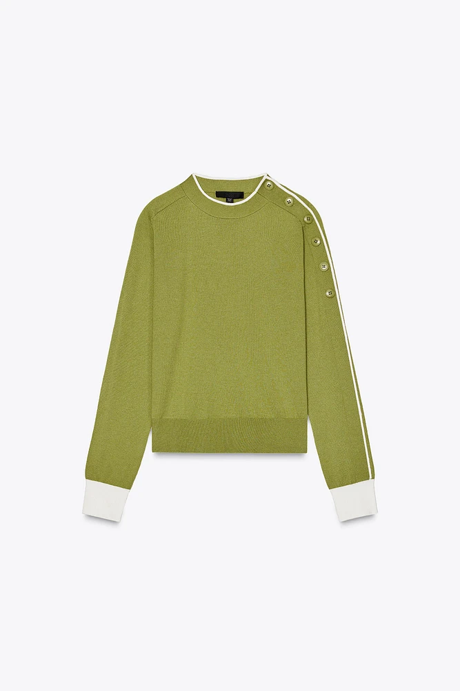 PULL À BOUTONS AUX ÉPAULES