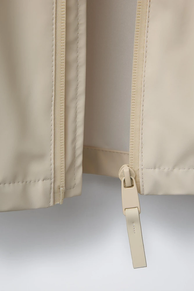 LIGHTWEIGHT WATER REPELLENT RAINCOAT