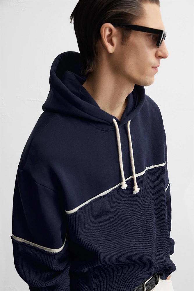 CONTRAST RELAXED FIT SWEATSHIRT