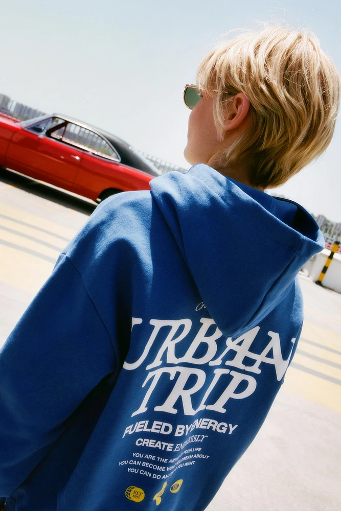 RAISED TEXT PRINT HOODED SWEATSHIRT
