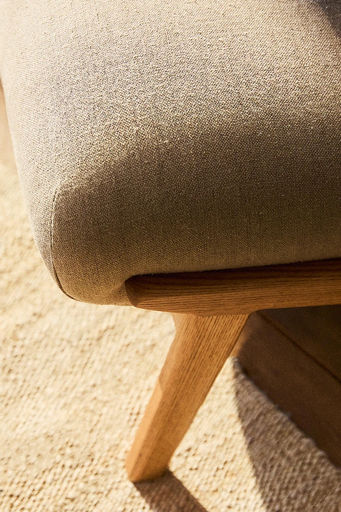 UPHOLSTERED LINEN ACCENT CHAIR