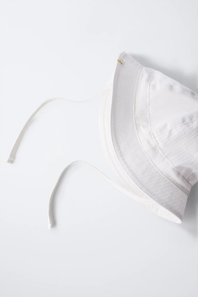 CAP WITH LABEL