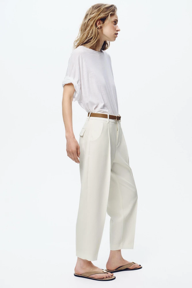 PANTALON À PINCES ET CEINTURE