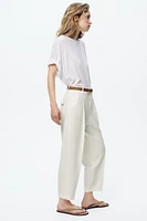 PANTALON À PINCES ET CEINTURE