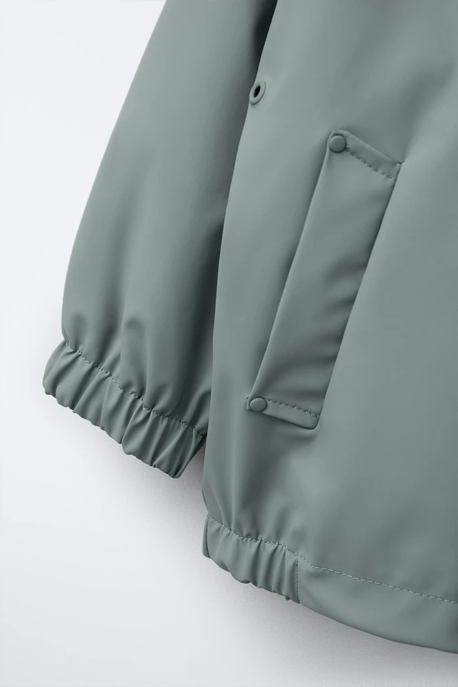RUBBERIZED RAINCOAT WITH REMOVABLE HOOD