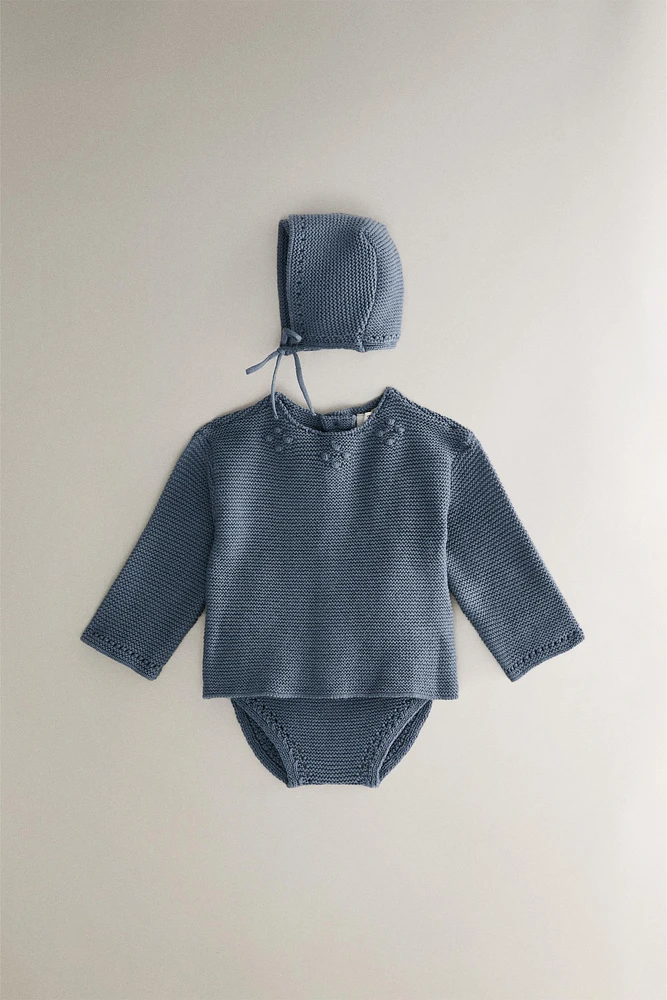 CHILDREN'S BONNET WITH BOBBLES