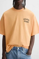 T-SHIRT À IMPRIMÉ STYLE UNIVERSITAIRE