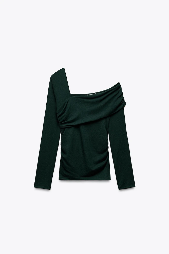 TOP À ENCOLURE ASYMÉTRIQUE