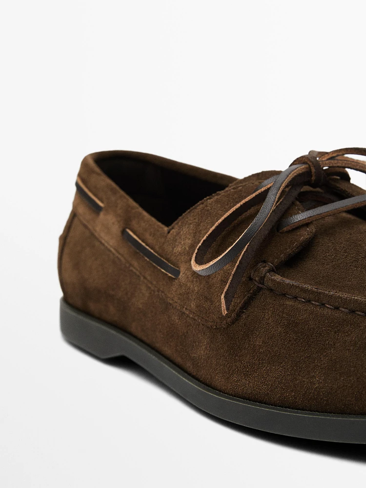 Chaussures bateau en croûte de cuir avec broderie