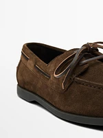 Chaussures bateau en croûte de cuir avec broderie