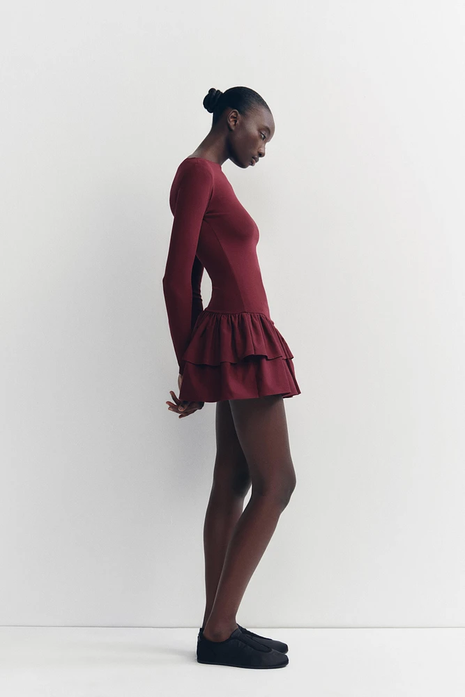 ROBE COURTE À VOLANTS