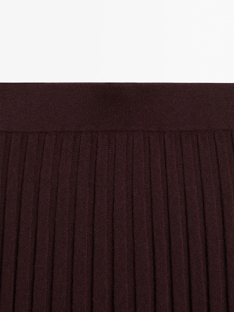 Pleated midi skirt with elastic waistband