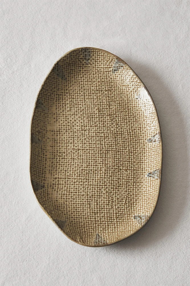 TEXTURED STONEWARE SOAP DISH