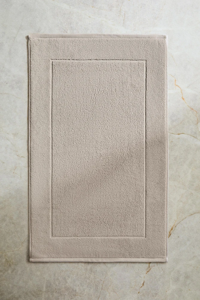 TEXTURED STRIPED BATH MAT