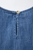 TOP EN DENIM FLEURS BRODÉES