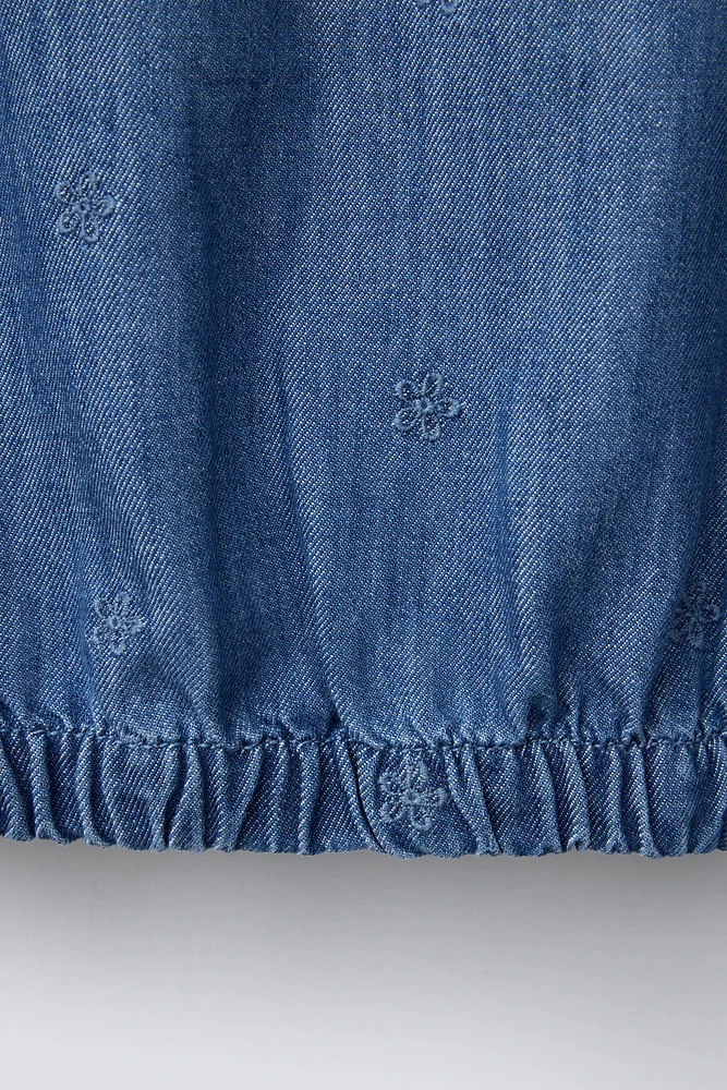 TOP EN DENIM FLEURS BRODÉES