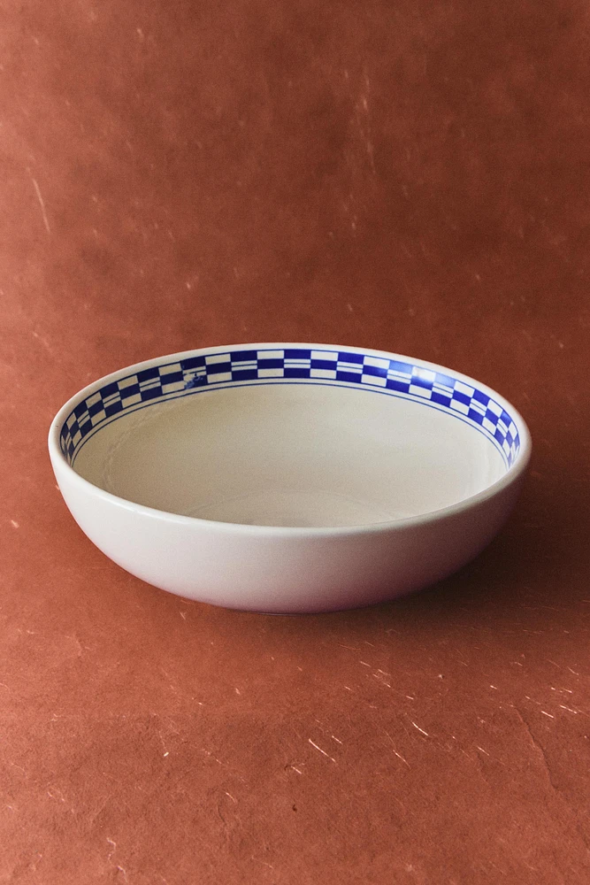 CERAMIC BOWL WITH A CHECKED DESIGN ON THE RIM