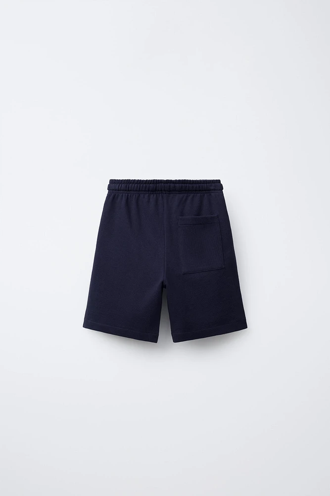 BERMUDA DE JOGGING À LISERÉS EN CONTRASTE