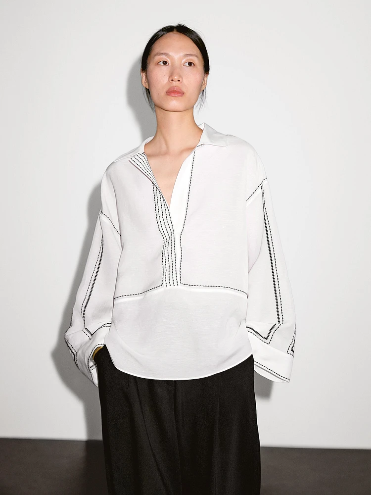 Loose-fitting blouse with contrast details