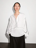 Loose-fitting blouse with contrast details