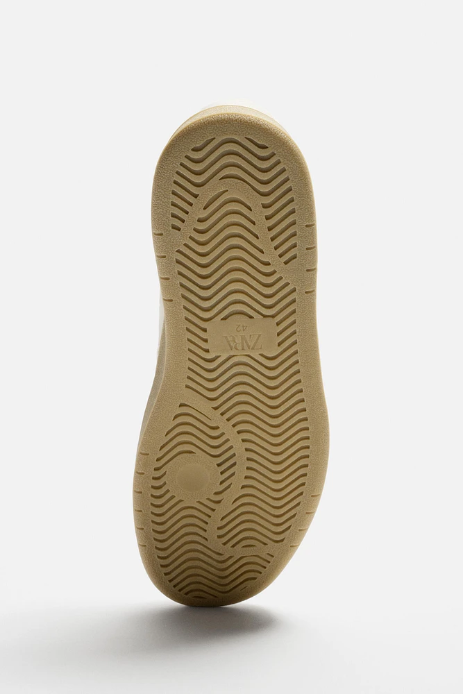 BASKETS AVEC SEMELLE EN CONTRASTE
